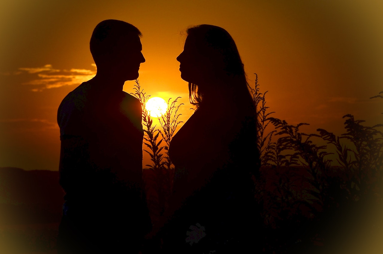 couple-love-sunset-silhouettes-160764